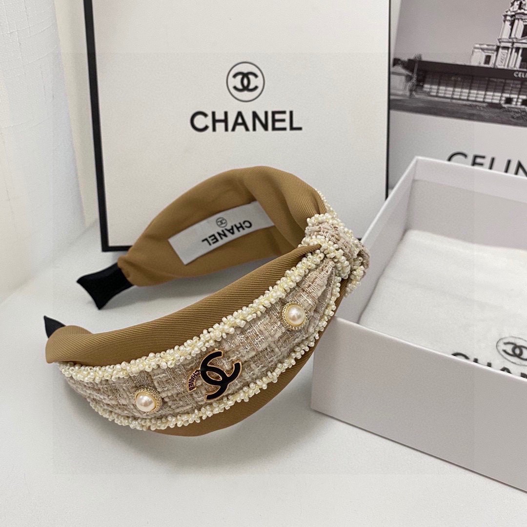  配专柜包装 
CHANEL（香奈儿）爆款珐琅发箍
减龄少女百搭不过时
超好看的珍珠发箍
各大网红争先戴