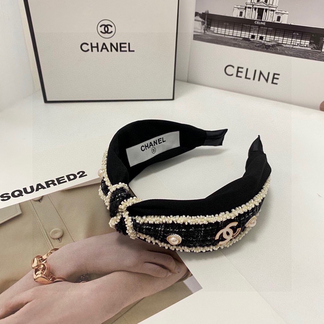  配专柜包装 
CHANEL（香奈儿）爆款珐琅发箍
减龄少女百搭不过时
超好看的珍珠发箍
各大网红争先戴