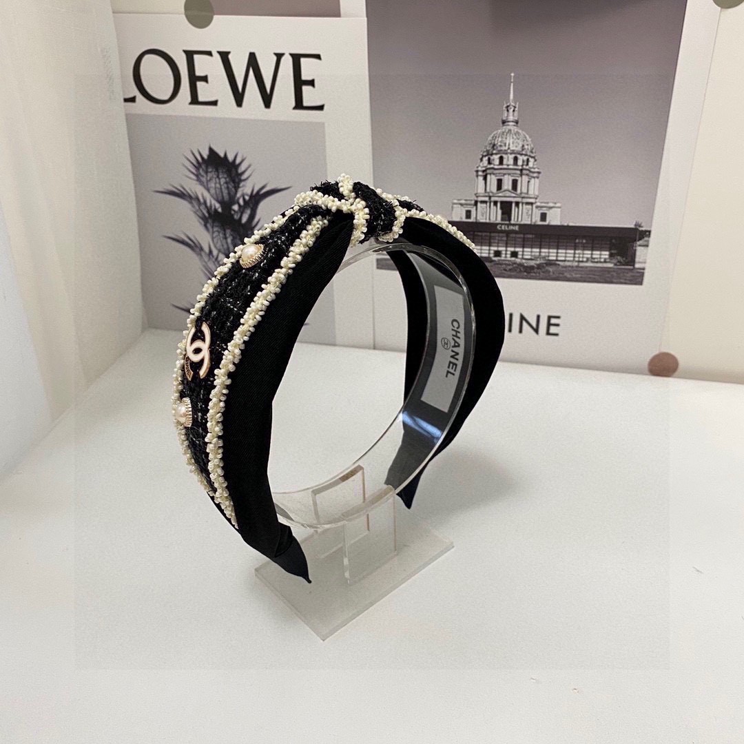  配专柜包装 
CHANEL（香奈儿）爆款珐琅发箍
减龄少女百搭不过时
超好看的珍珠发箍
各大网红争先戴