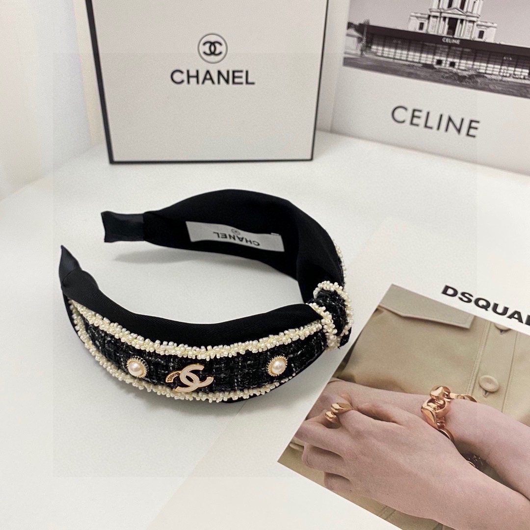  配专柜包装 
CHANEL（香奈儿）爆款珐琅发箍
减龄少女百搭不过时
超好看的珍珠发箍
各大网红争先戴