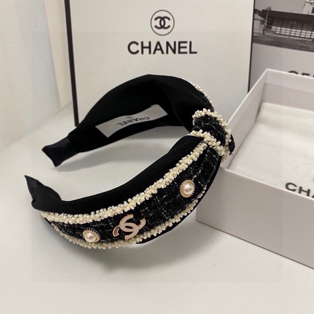  配专柜包装 
CHANEL（香奈儿）爆款珐琅发箍
减龄少女百搭不过时
超好看的珍珠发箍
各大网红争先戴