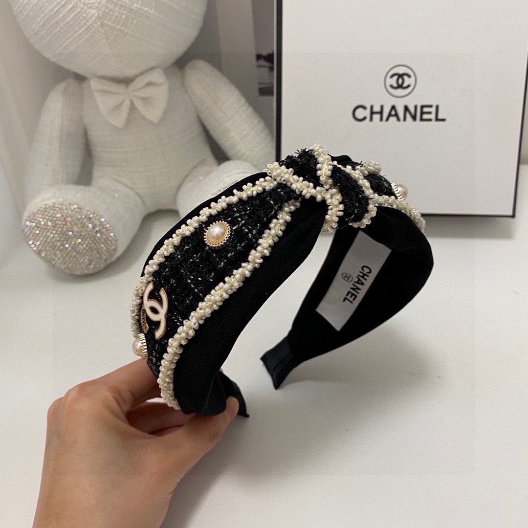  配专柜包装 
CHANEL（香奈儿）爆款珐琅发箍
减龄少女百搭不过时
超好看的珍珠发箍
各大网红争先戴