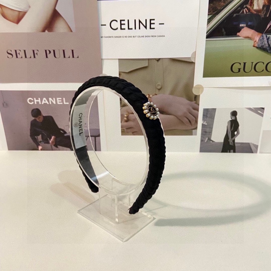  配专柜包装
Chanel（香奈儿）最新发箍
小仙女快入手
特殊材质 不嘞头
可盐可甜