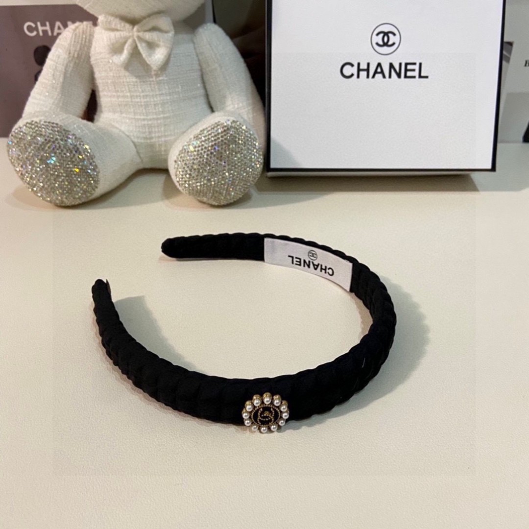  配专柜包装
Chanel（香奈儿）最新发箍
小仙女快入手
特殊材质 不嘞头
可盐可甜