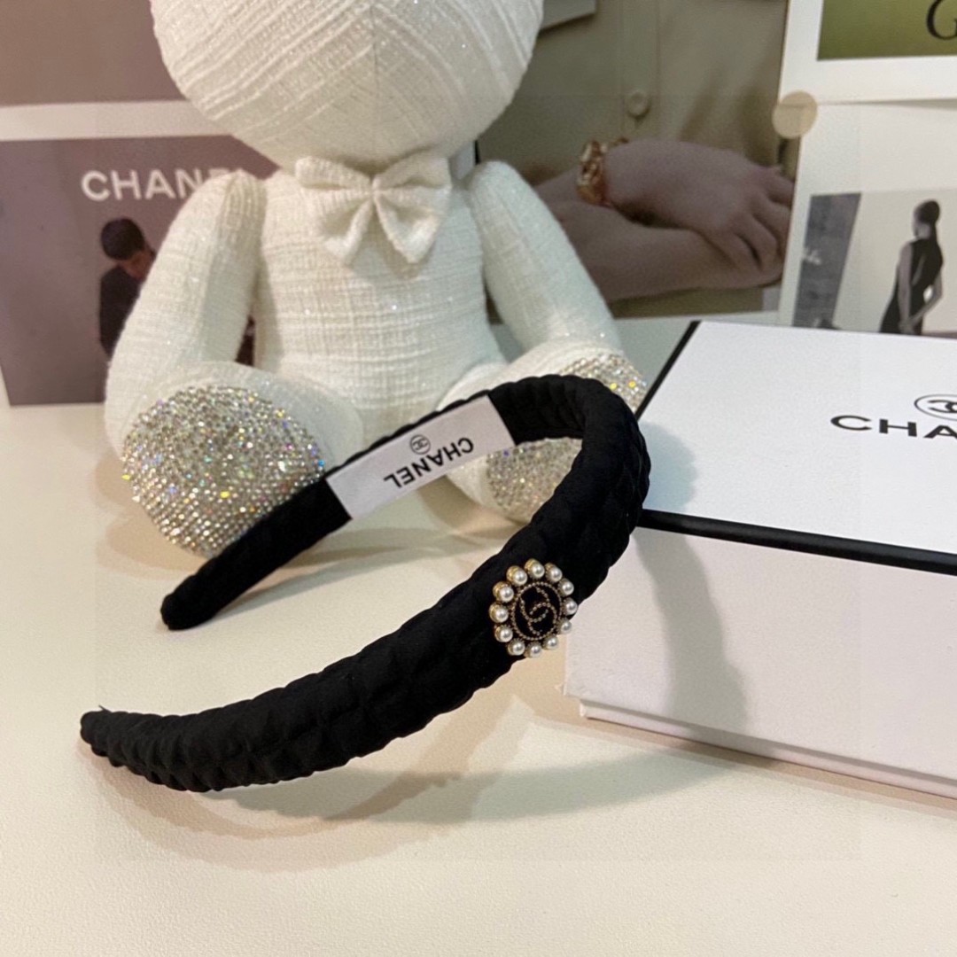  配专柜包装
Chanel（香奈儿）最新发箍
小仙女快入手
特殊材质 不嘞头
可盐可甜