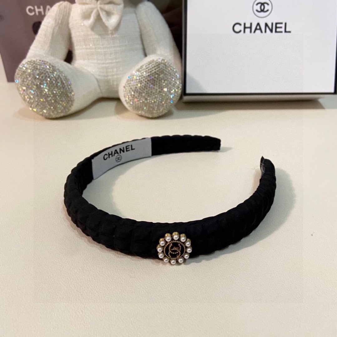  配专柜包装
Chanel（香奈儿）最新发箍
小仙女快入手
特殊材质 不嘞头
可盐可甜