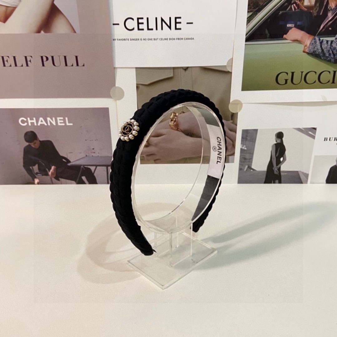  配专柜包装
Chanel（香奈儿）最新发箍
小仙女快入手
特殊材质 不嘞头
可盐可甜