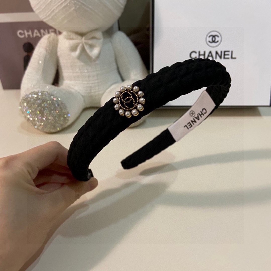  配专柜包装
Chanel（香奈儿）最新发箍
小仙女快入手
特殊材质 不嘞头
可盐可甜