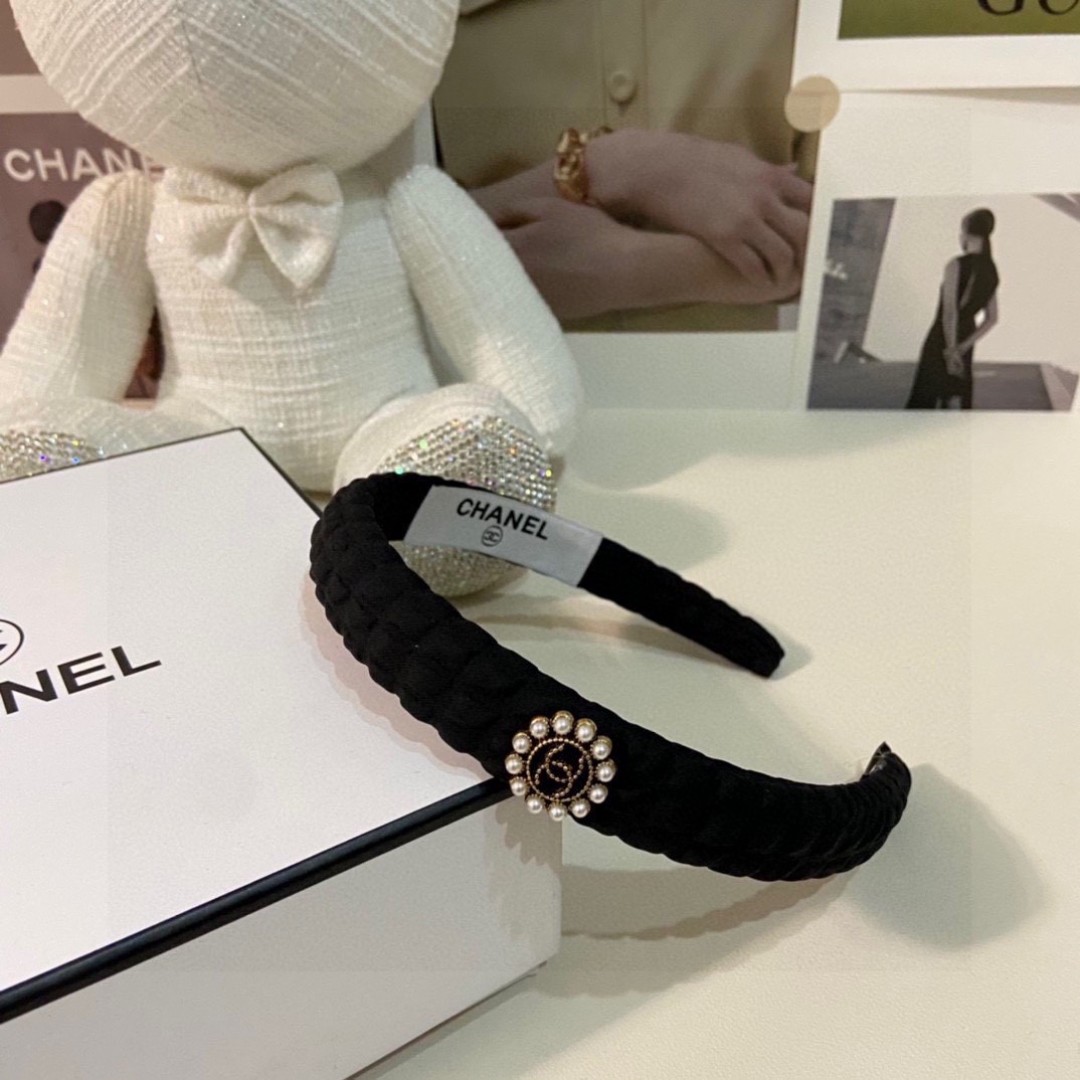  配专柜包装
Chanel（香奈儿）最新发箍
小仙女快入手
特殊材质 不嘞头
可盐可甜