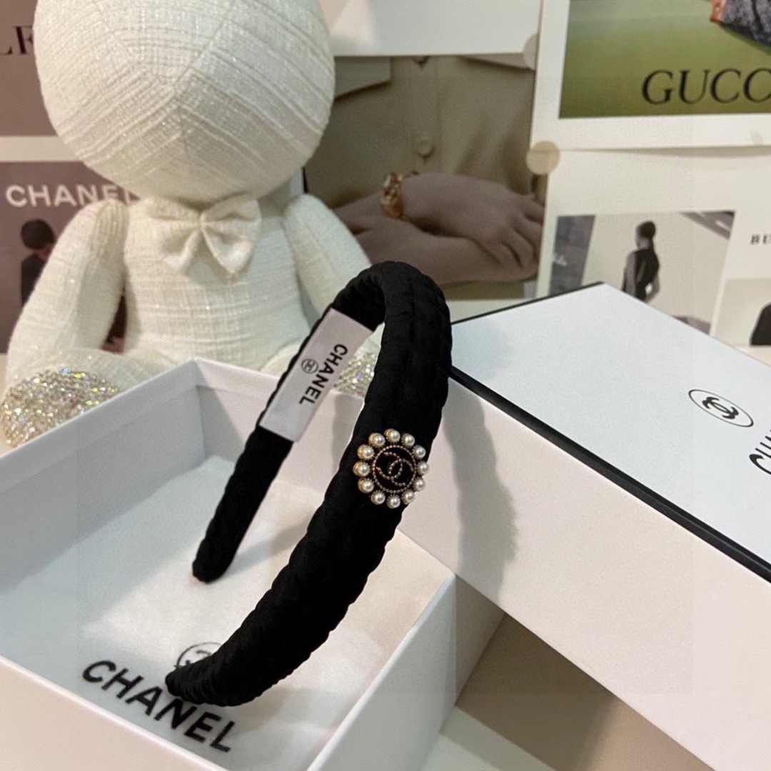  配专柜包装
Chanel（香奈儿）最新发箍
小仙女快入手
特殊材质 不嘞头
可盐可甜