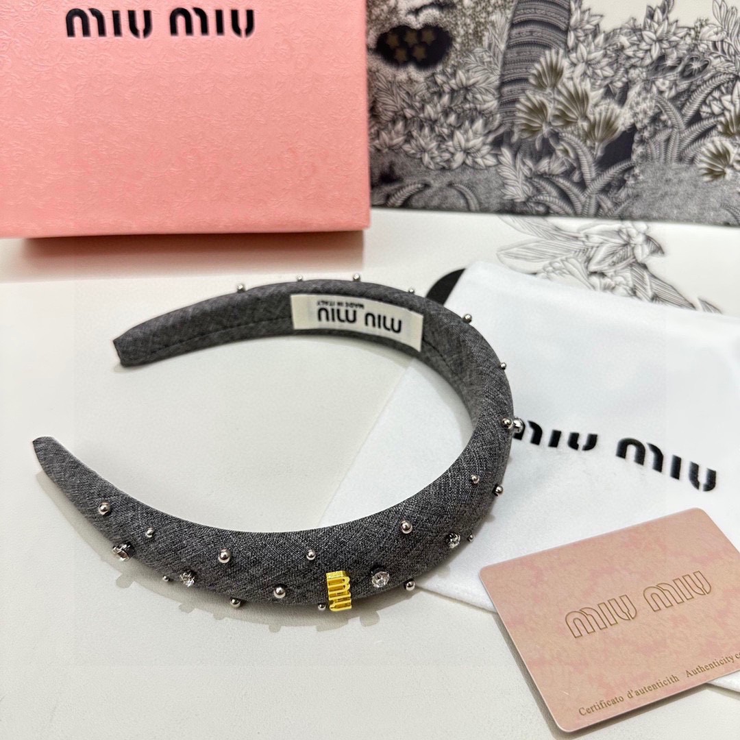  配专柜包装
MiuMiu（缪缪）最新高奢发箍
小仙女入手
特殊材质 不嘞头
可盐可甜～