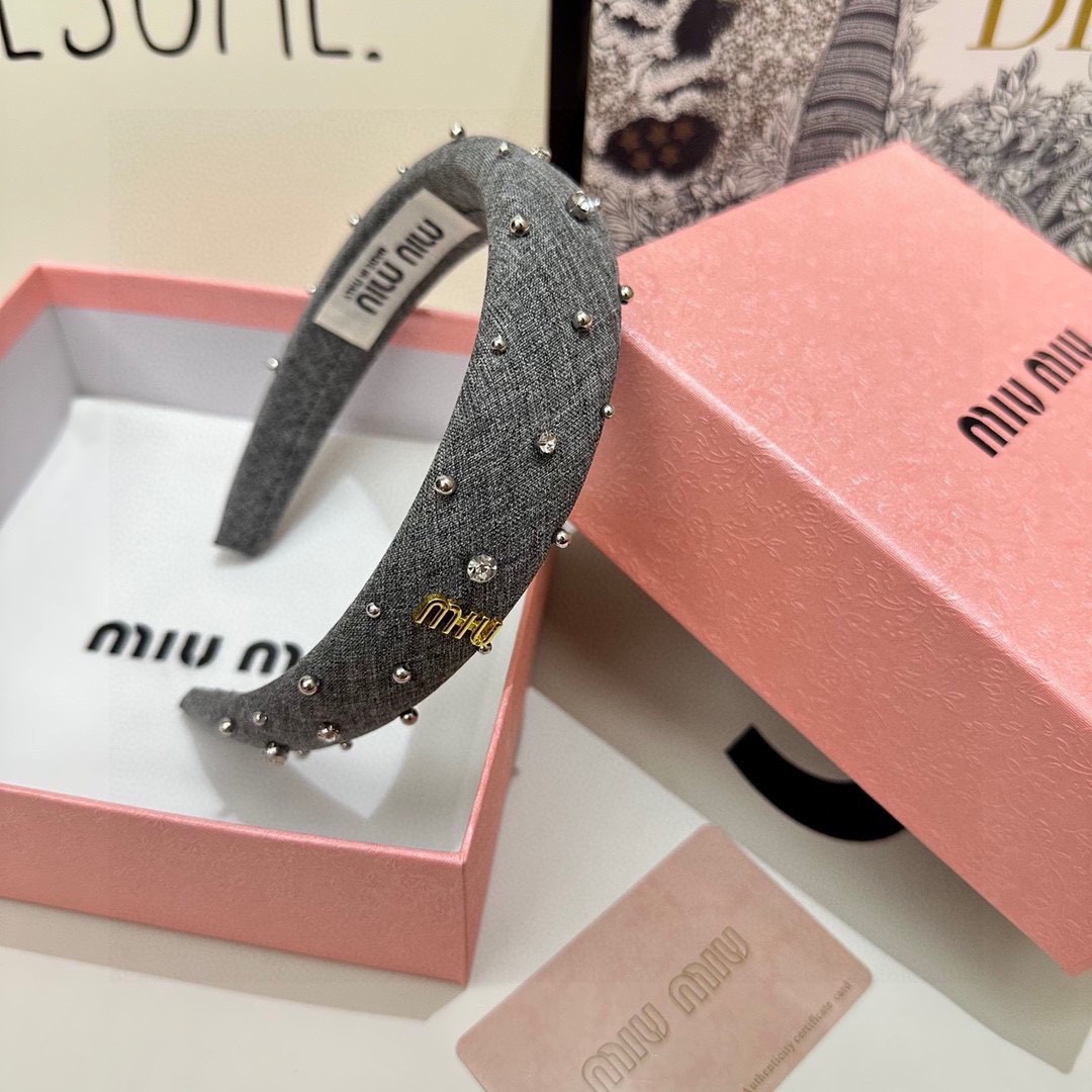 配专柜包装
MiuMiu（缪缪）最新高奢发箍
小仙女入手
特殊材质 不嘞头
可盐可甜～