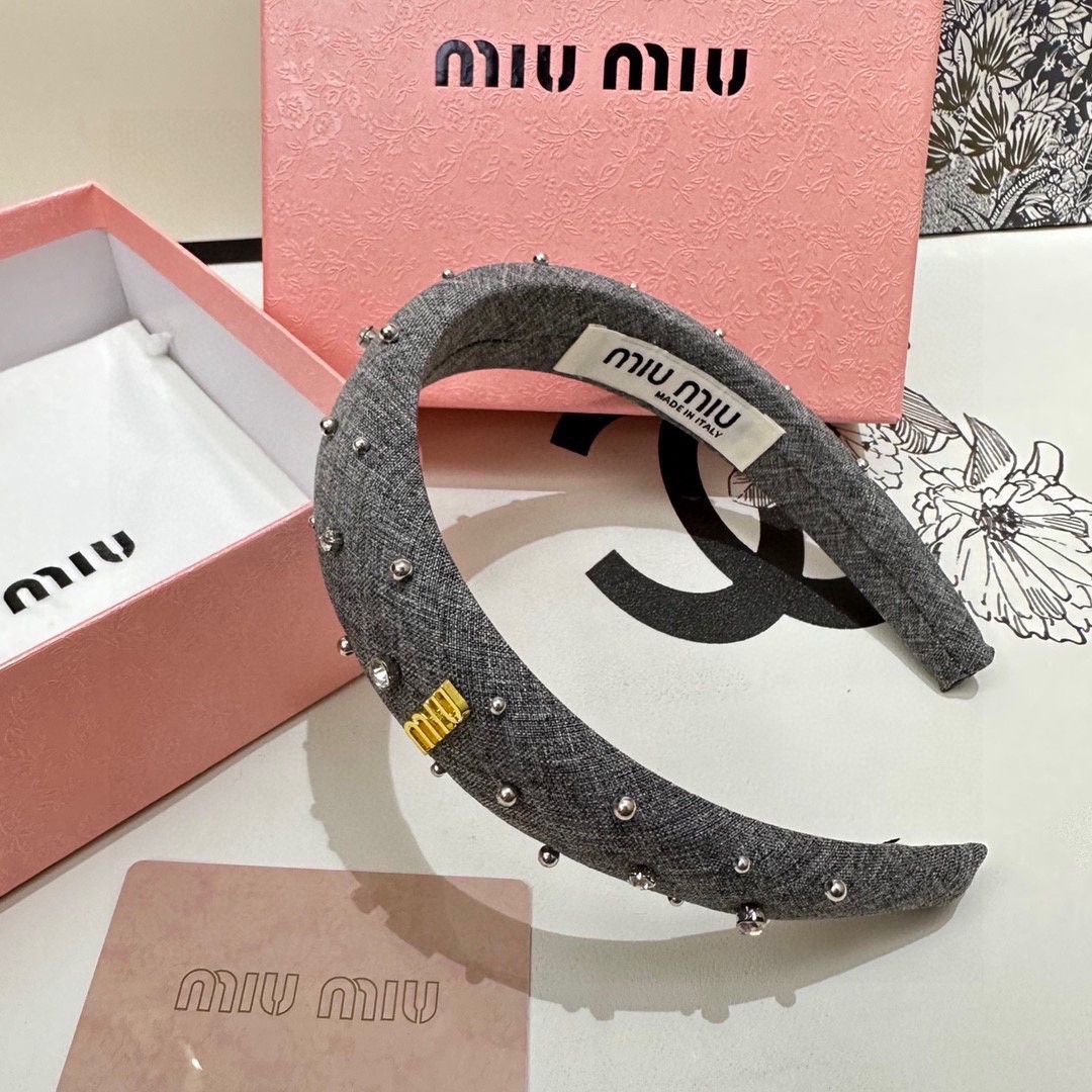  配专柜包装
MiuMiu（缪缪）最新高奢发箍
小仙女入手
特殊材质 不嘞头
可盐可甜～