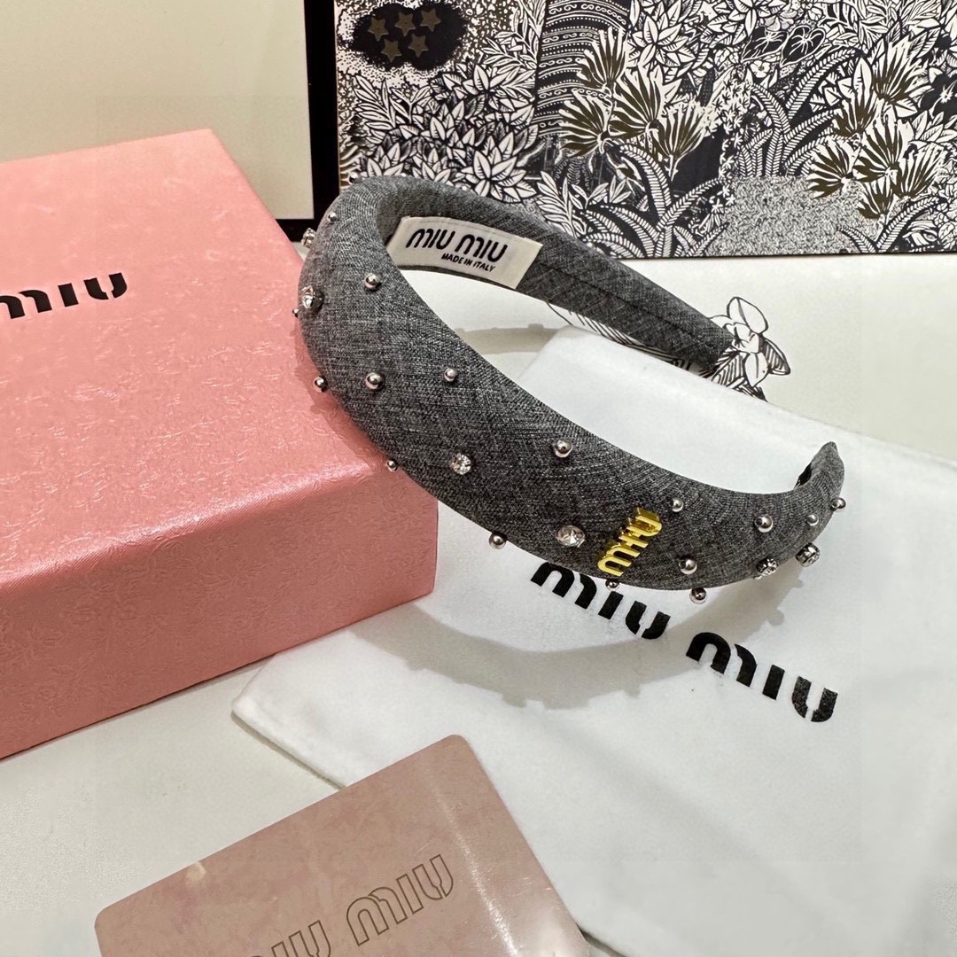  配专柜包装
MiuMiu（缪缪）最新高奢发箍
小仙女入手
特殊材质 不嘞头
可盐可甜～