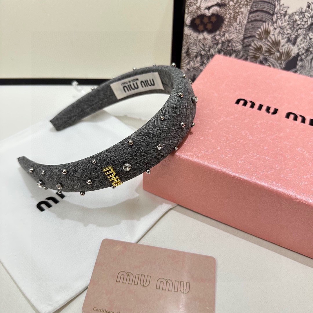  配专柜包装
MiuMiu（缪缪）最新高奢发箍
小仙女入手
特殊材质 不嘞头
可盐可甜～