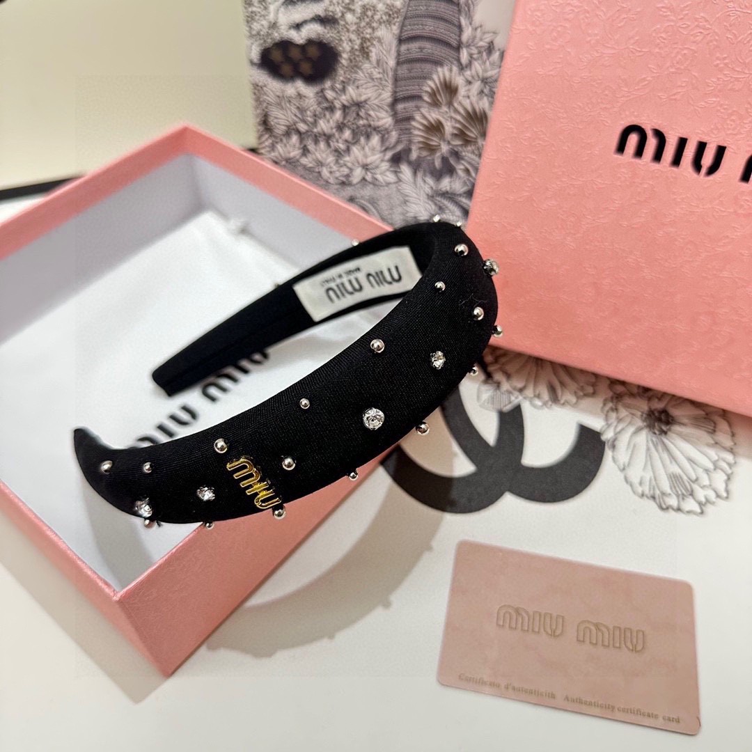  配专柜包装
MiuMiu（缪缪）最新高奢发箍
小仙女入手
特殊材质 不嘞头
可盐可甜～
