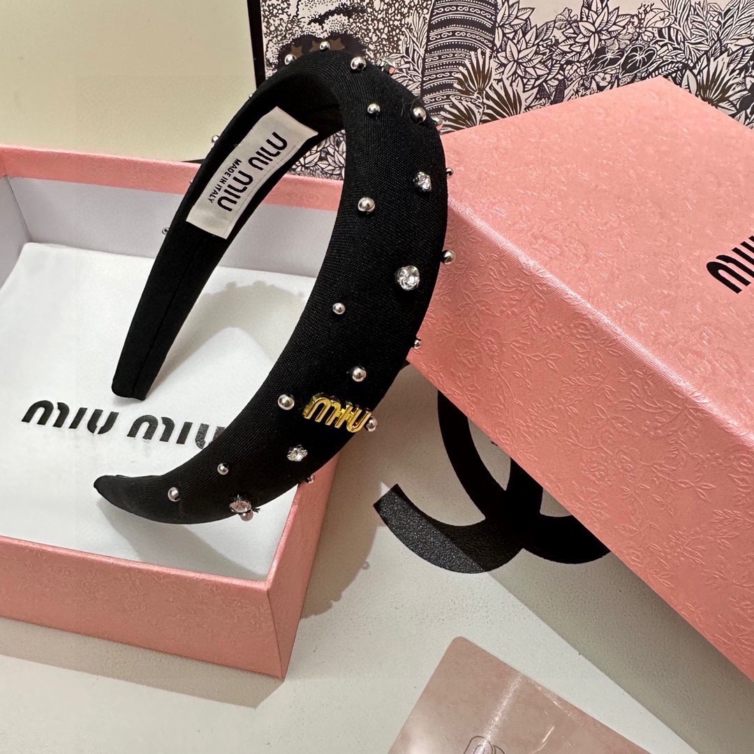  配专柜包装
MiuMiu（缪缪）最新高奢发箍
小仙女入手
特殊材质 不嘞头
可盐可甜～