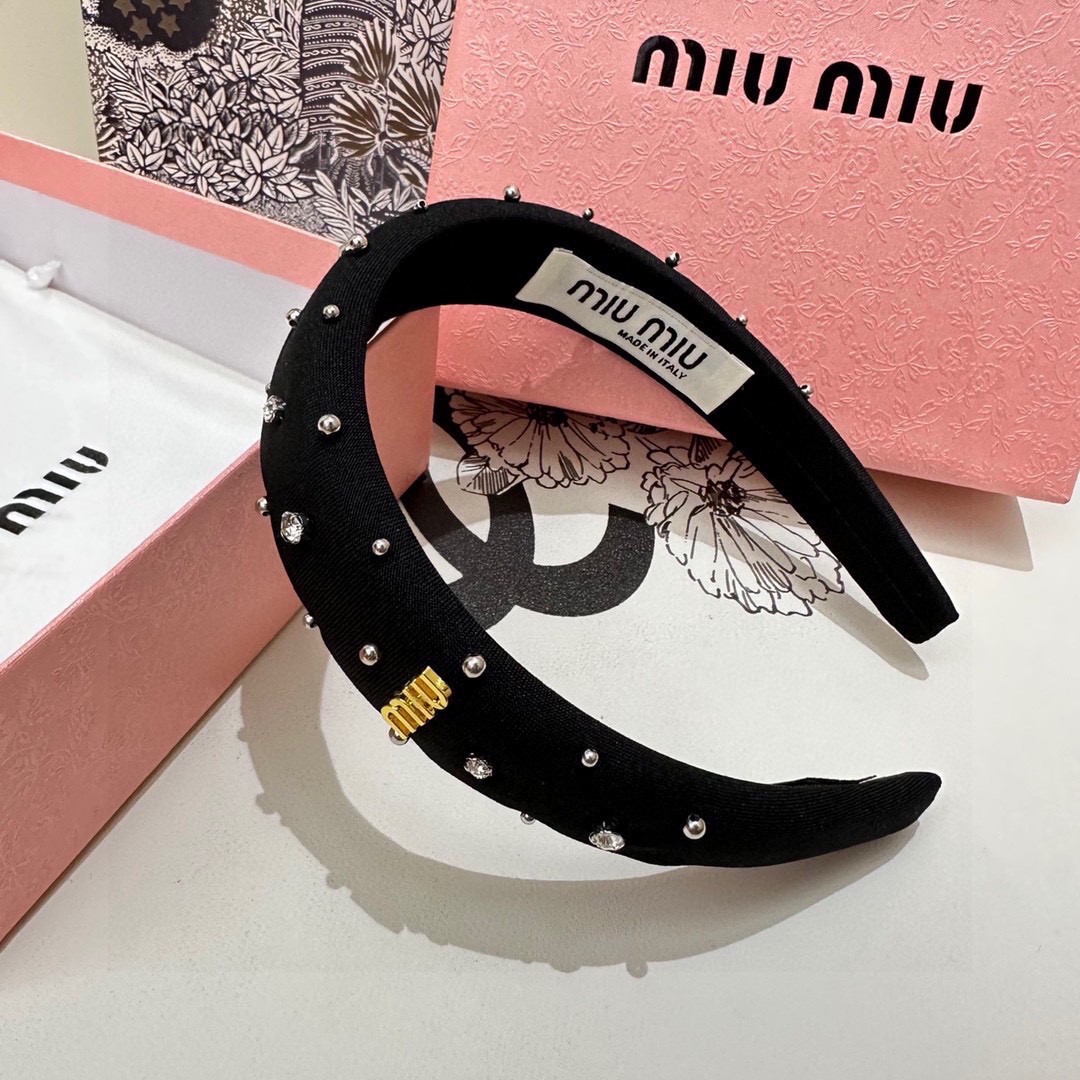  配专柜包装
MiuMiu（缪缪）最新高奢发箍
小仙女入手
特殊材质 不嘞头
可盐可甜～