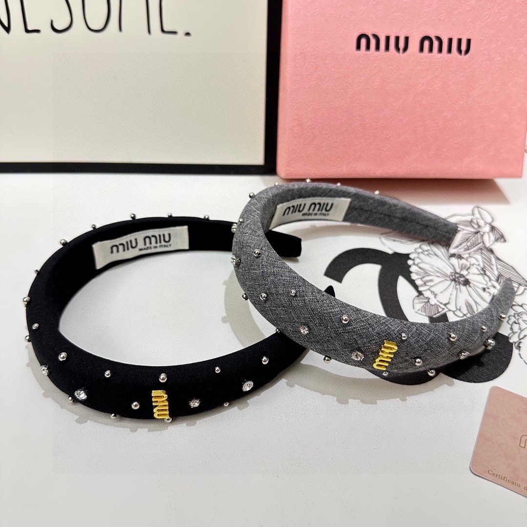 配专柜包装
MiuMiu（缪缪）最新高奢发箍
小仙女入手
特殊材质 不嘞头
可盐可甜～