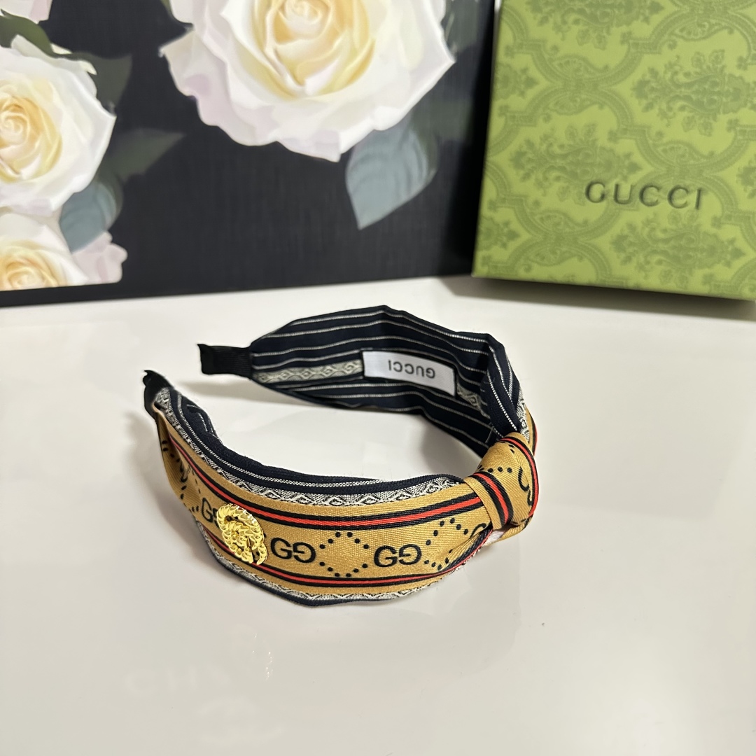  配专柜包装
Gucci（古驰）最新发箍
小仙女快入手
特殊材质 不嘞头
可盐可甜～