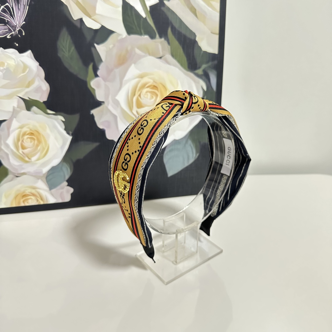  配专柜包装
Gucci（古驰）最新发箍
小仙女快入手
特殊材质 不嘞头
可盐可甜～