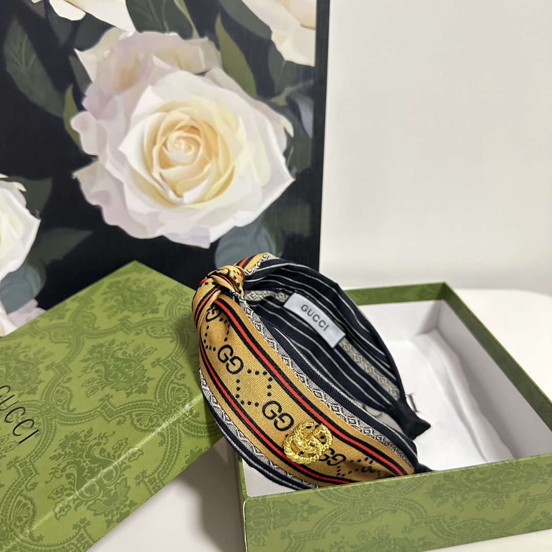  配专柜包装
Gucci（古驰）最新发箍
小仙女快入手
特殊材质 不嘞头
可盐可甜～