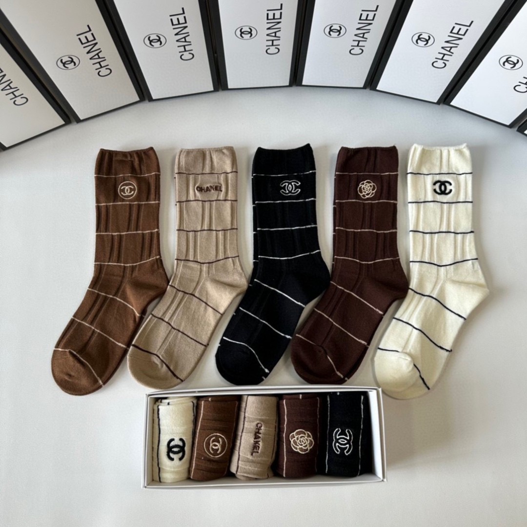 💛配专柜包装
Chanel（香奈儿）新款刺绣中长筒堆堆袜袜子！一盒五双，专柜同步筒袜袜子，💛大牌出街，潮