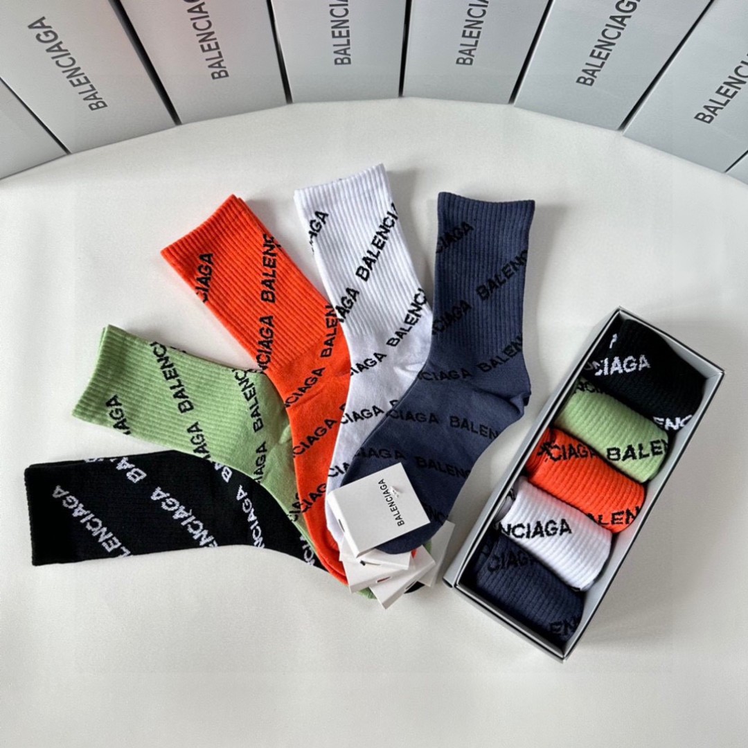  💛配专柜包装
Balenciaga（巴黎世家）新款中长筒堆堆袜袜子！一盒五双，专柜同步筒袜袜子，💛大牌
