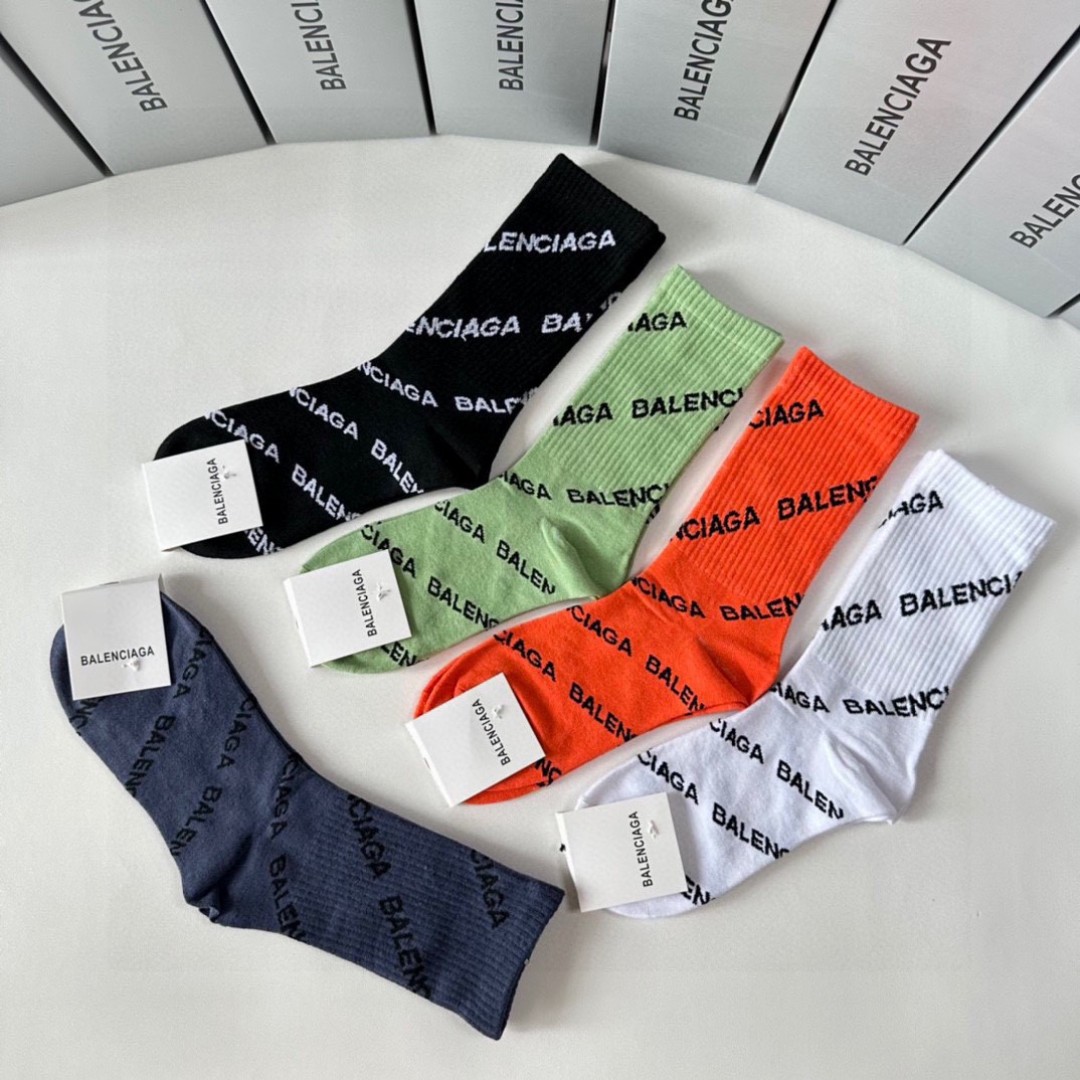  💛配专柜包装
Balenciaga（巴黎世家）新款中长筒堆堆袜袜子！一盒五双，专柜同步筒袜袜子，💛大牌