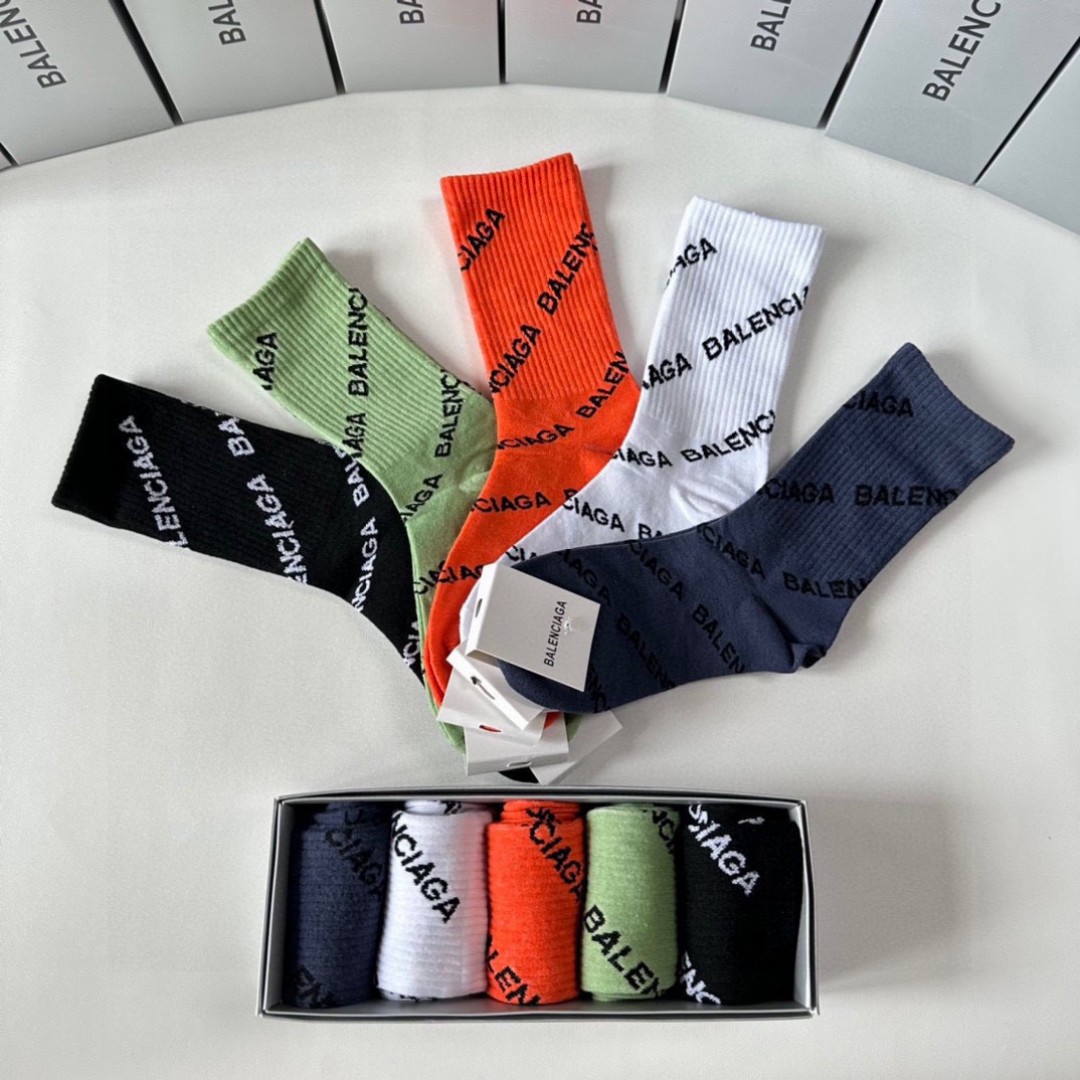  💛配专柜包装
Balenciaga（巴黎世家）新款中长筒堆堆袜袜子！一盒五双，专柜同步筒袜袜子，💛大牌