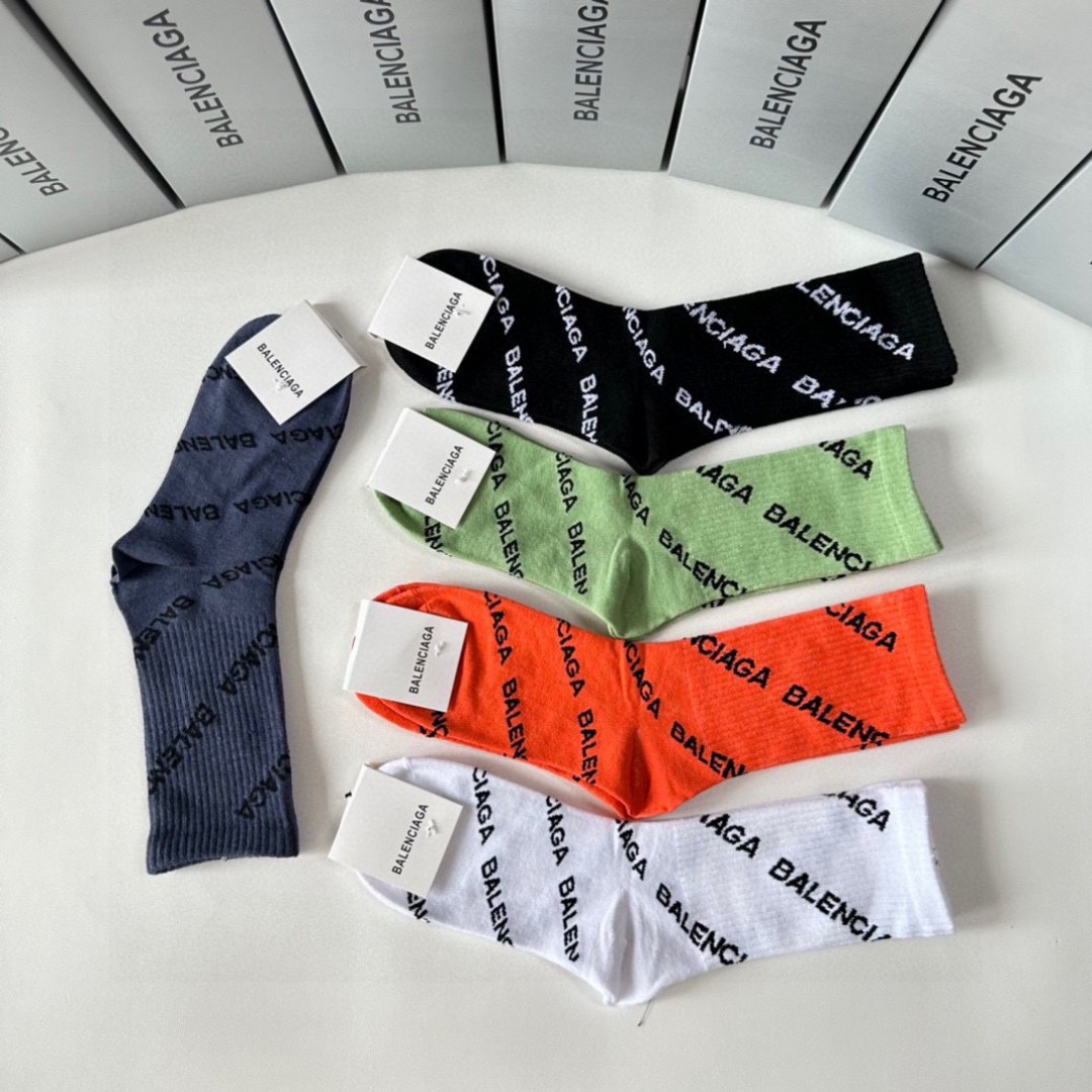  💛配专柜包装
Balenciaga（巴黎世家）新款中长筒堆堆袜袜子！一盒五双，专柜同步筒袜袜子，💛大牌
