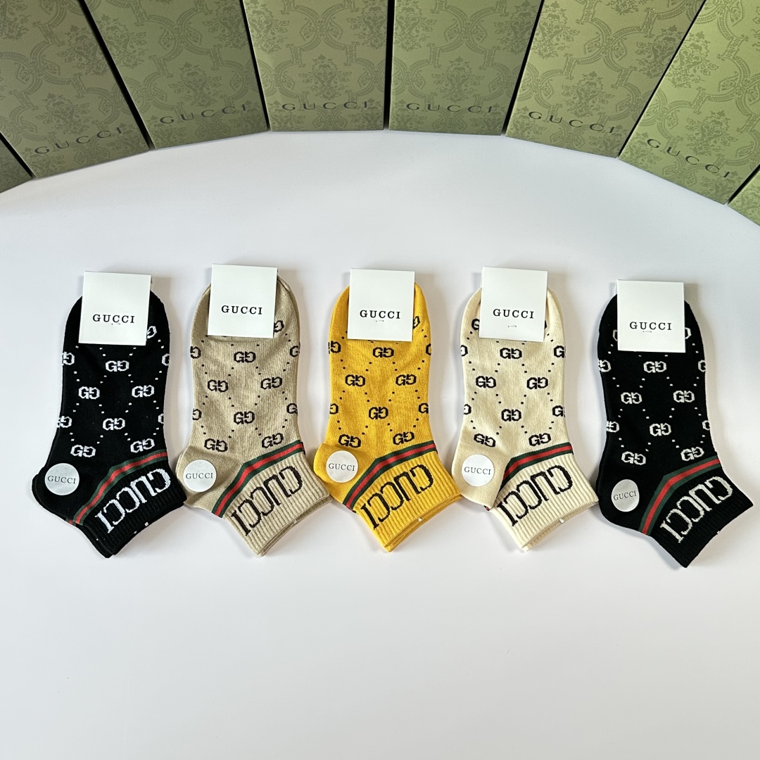 💛配专柜包装
Gucci（古驰）新款中短款堆堆袜袜子！一盒五双，专柜同步筒袜袜子，💛大牌出街，潮人必备。