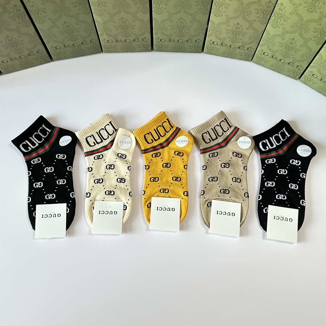 💛配专柜包装
Gucci（古驰）新款中短款堆堆袜袜子！一盒五双，专柜同步筒袜袜子，💛大牌出街，潮人必备。