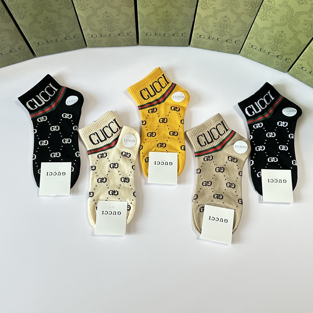 💛配专柜包装
Gucci（古驰）新款中短款堆堆袜袜子！一盒五双，专柜同步筒袜袜子，💛大牌出街，潮人必备。