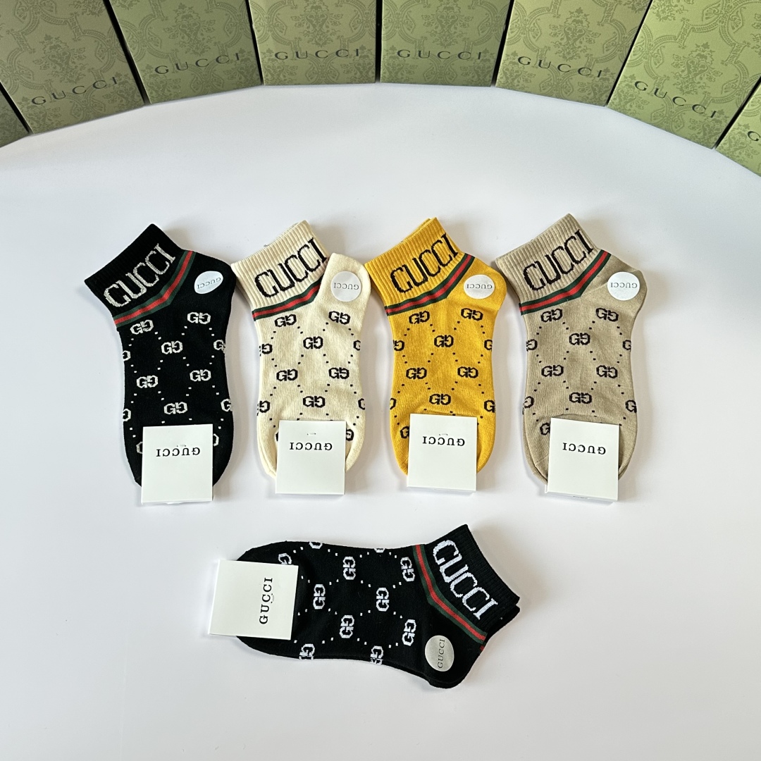 💛配专柜包装
Gucci（古驰）新款中短款堆堆袜袜子！一盒五双，专柜同步筒袜袜子，💛大牌出街，潮人必备。