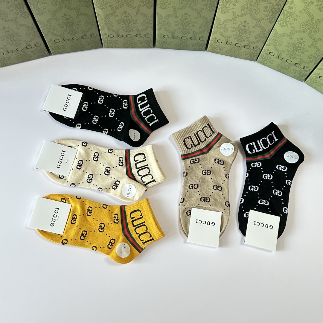 💛配专柜包装
Gucci（古驰）新款中短款堆堆袜袜子！一盒五双，专柜同步筒袜袜子，💛大牌出街，潮人必备。