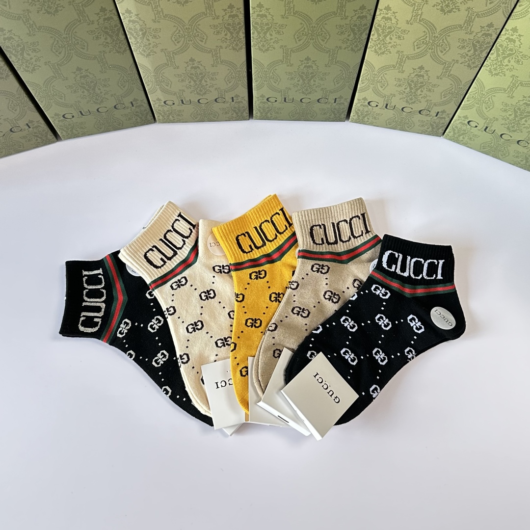 💛配专柜包装
Gucci（古驰）新款中短款堆堆袜袜子！一盒五双，专柜同步筒袜袜子，💛大牌出街，潮人必备。