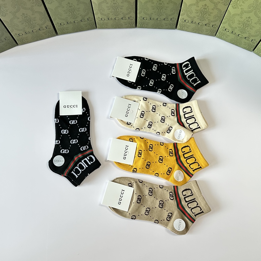 💛配专柜包装
Gucci（古驰）新款中短款堆堆袜袜子！一盒五双，专柜同步筒袜袜子，💛大牌出街，潮人必备。
