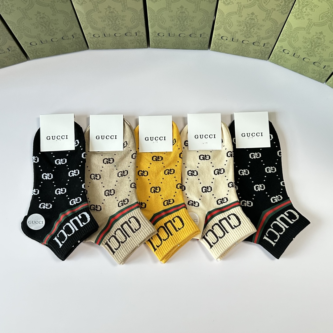 💛配专柜包装
Gucci（古驰）新款中短款堆堆袜袜子！一盒五双，专柜同步筒袜袜子，💛大牌出街，潮人必备。