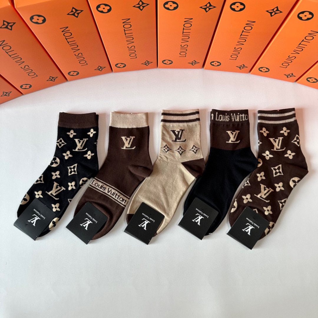  💛配包装
LV（路易威登）新款经典中长款堆堆袜袜子！一盒五双， 专柜同步筒袜袜子，💛大牌出街，潮人必备