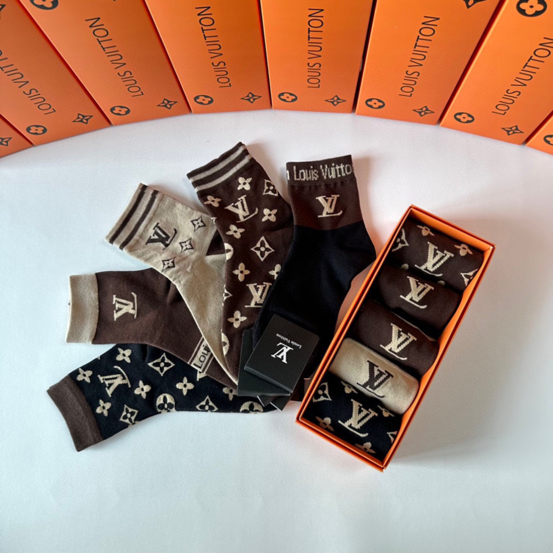  💛配包装
LV（路易威登）新款经典中长款堆堆袜袜子！一盒五双， 专柜同步筒袜袜子，💛大牌出街，潮人必备