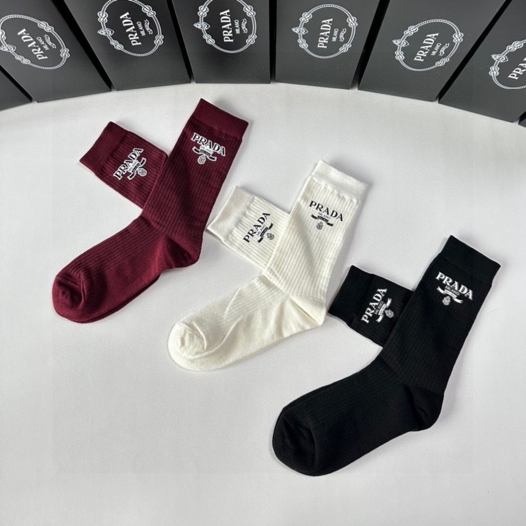 💛配包装
Chanel（香奈儿）新款经典中长款饰品袜堆堆袜袜子！一盒三双， 专柜同步筒款袜子，💛大牌出街