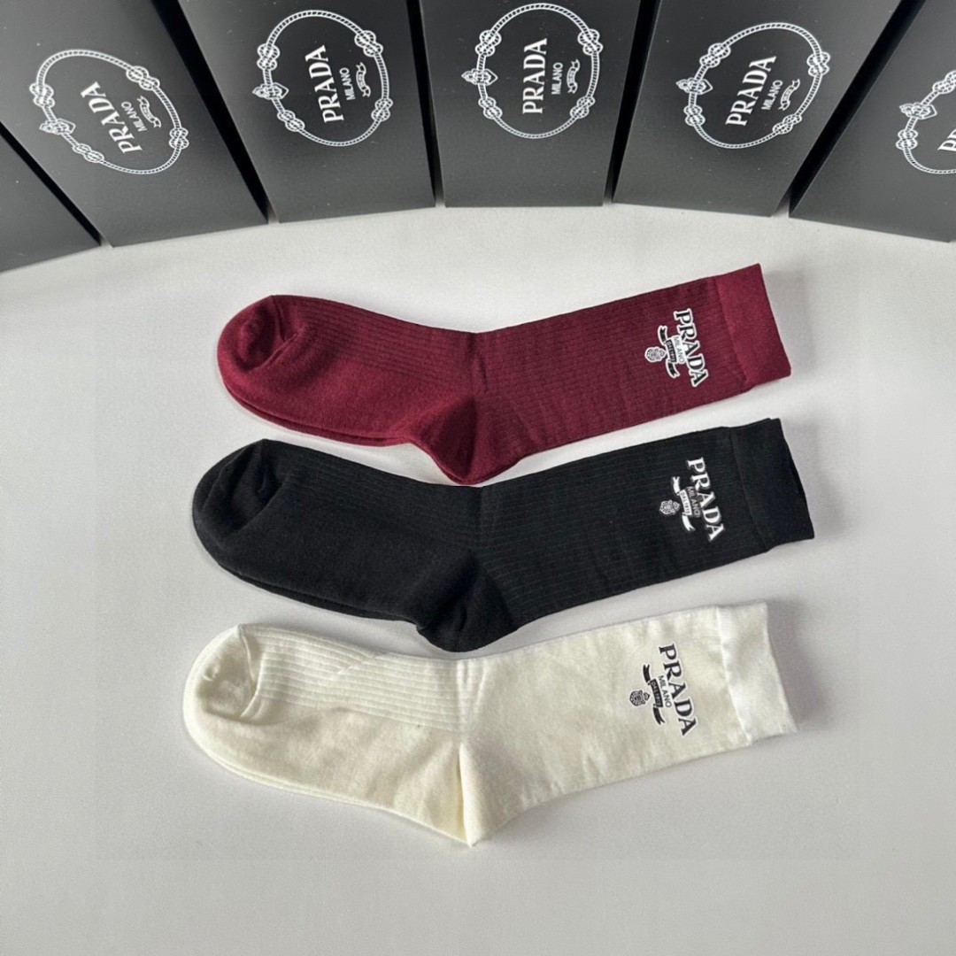💛配包装
Chanel（香奈儿）新款经典中长款饰品袜堆堆袜袜子！一盒三双， 专柜同步筒款袜子，💛大牌出街