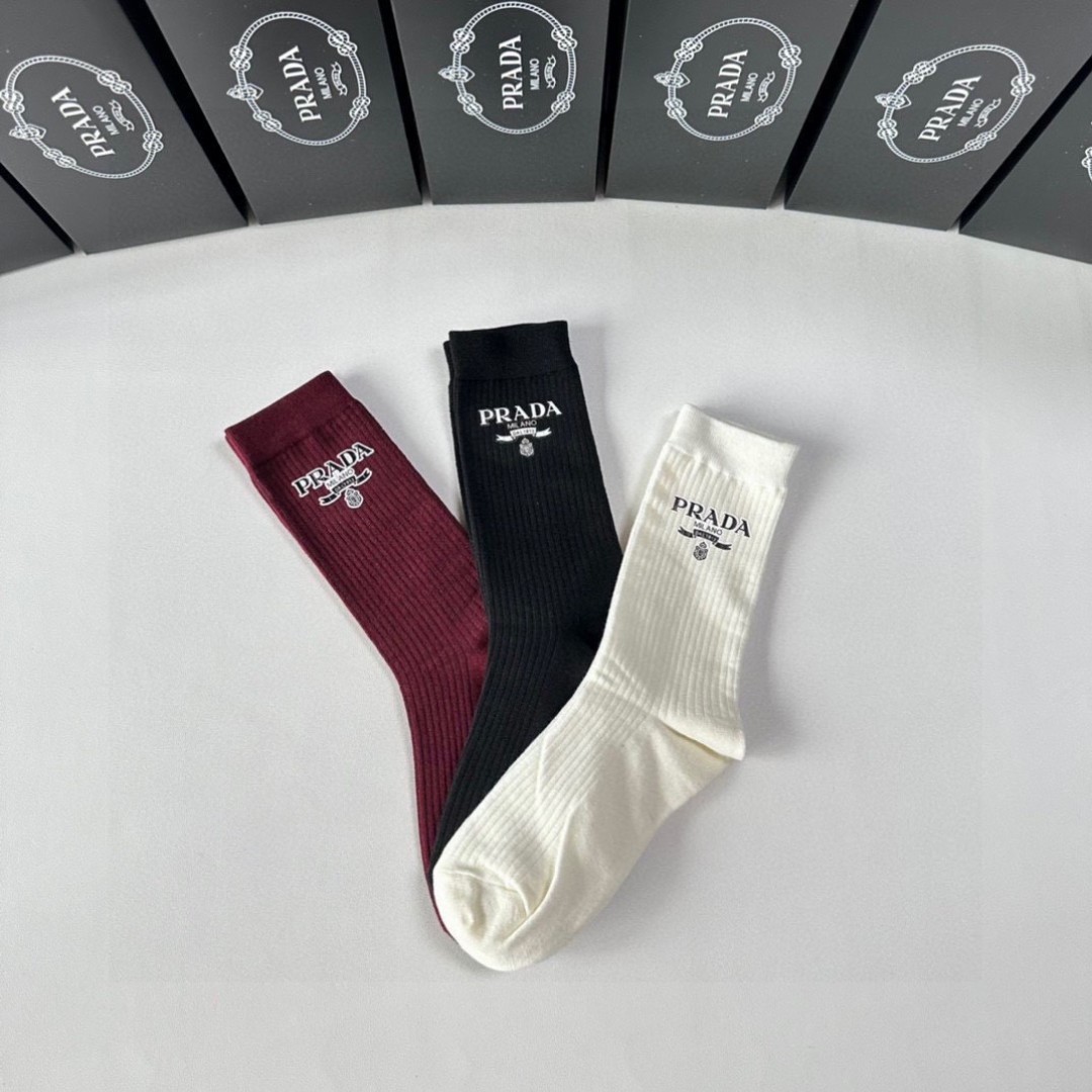 💛配包装
Chanel（香奈儿）新款经典中长款饰品袜堆堆袜袜子！一盒三双， 专柜同步筒款袜子，💛大牌出街