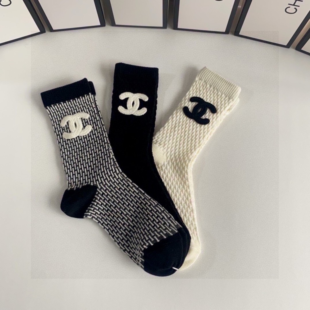 💛配包装
Chanel（香奈儿）新款经典中长款饰品袜堆堆袜袜子！一盒三双， 专柜同步筒款袜子，💛大牌出街