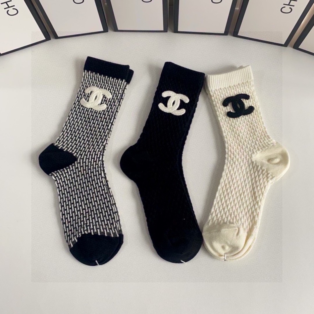 💛配包装
Chanel（香奈儿）新款经典中长款饰品袜堆堆袜袜子！一盒三双， 专柜同步筒款袜子，💛大牌出街