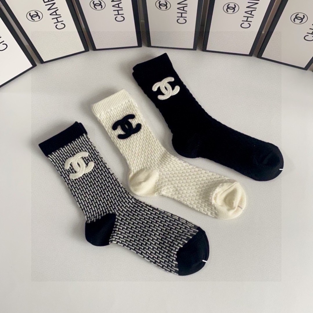 💛配包装
Chanel（香奈儿）新款经典中长款饰品袜堆堆袜袜子！一盒三双， 专柜同步筒款袜子，💛大牌出街