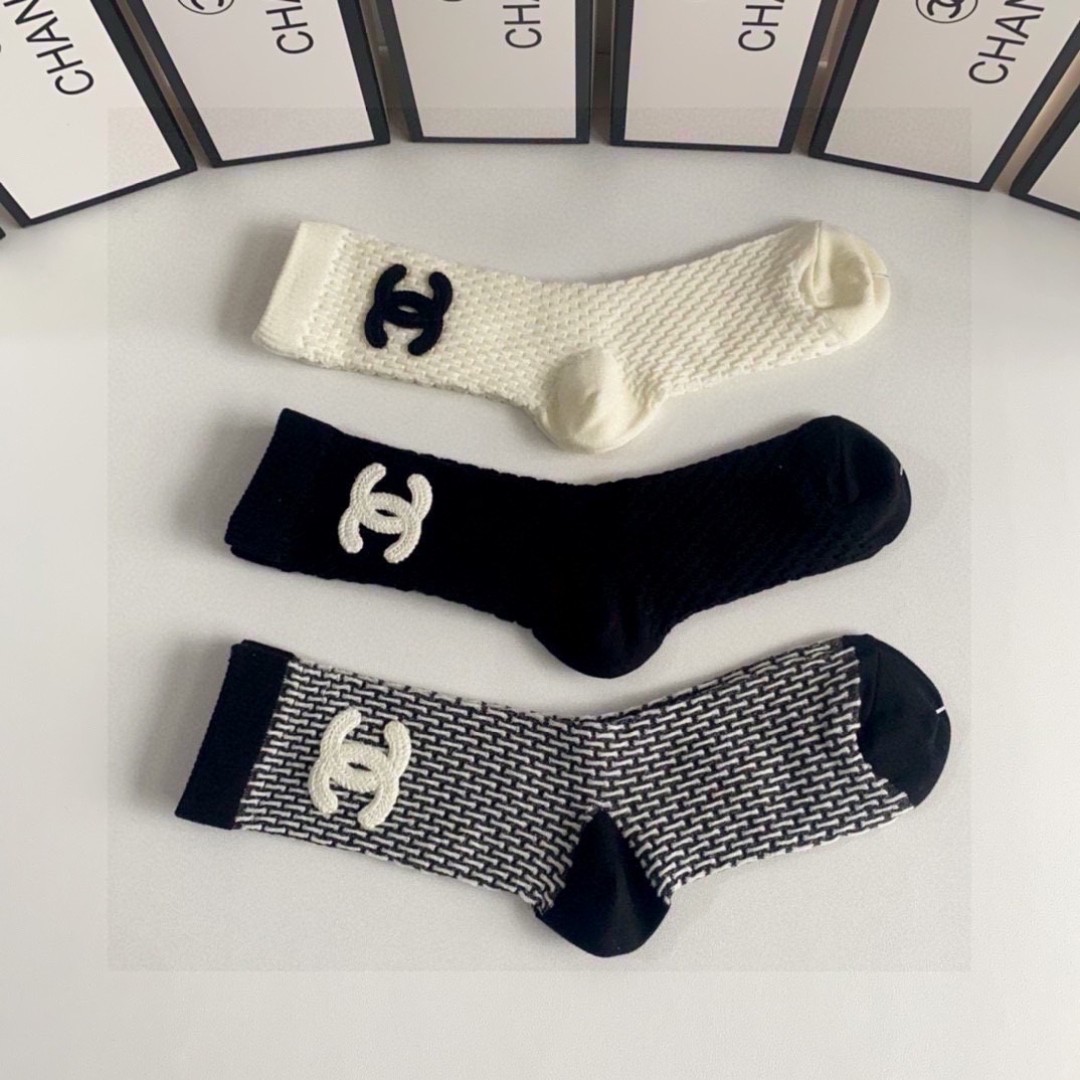 💛配包装
Chanel（香奈儿）新款经典中长款饰品袜堆堆袜袜子！一盒三双， 专柜同步筒款袜子，💛大牌出街
