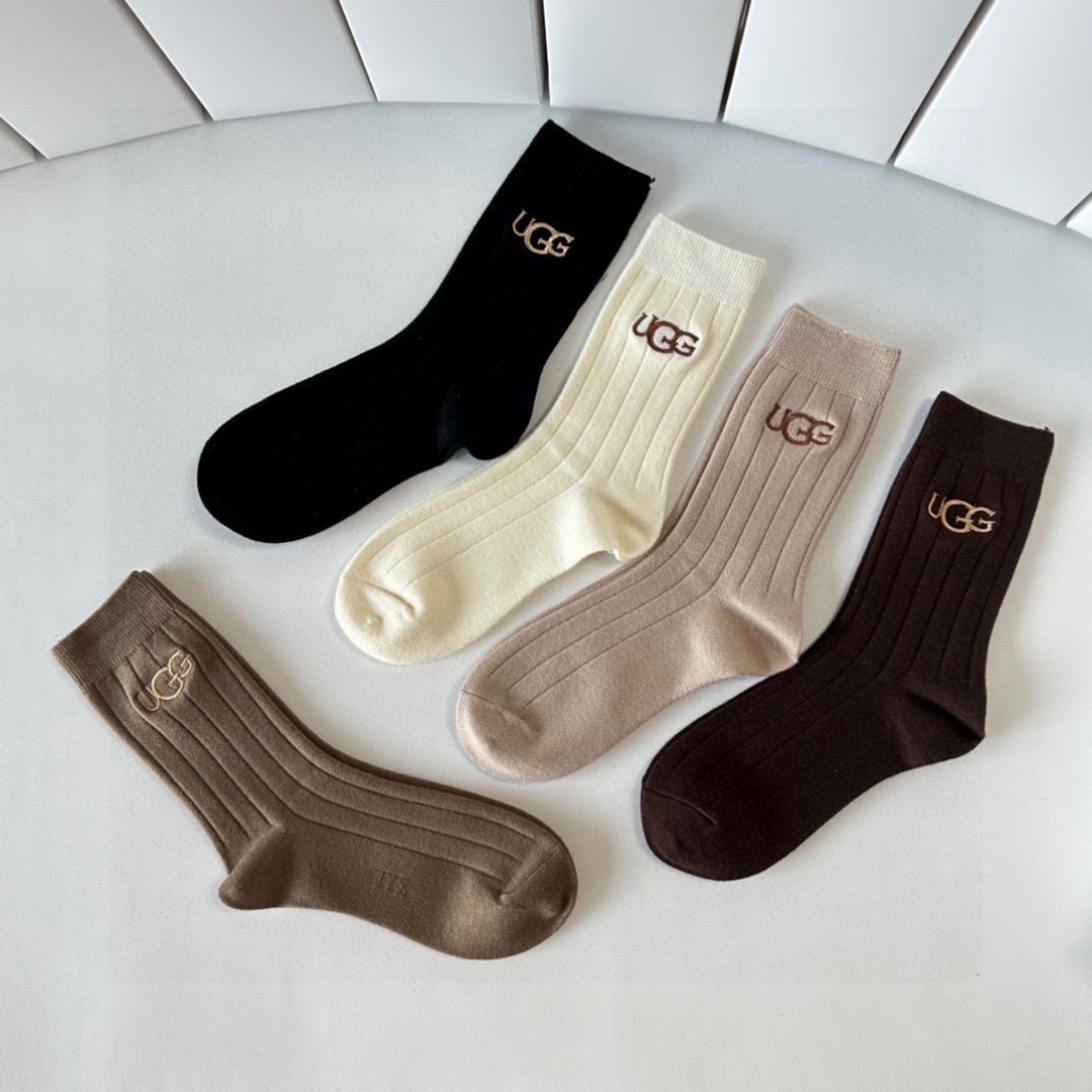  💛配专柜包装
UGG 新款羊绒中长款堆堆袜袜子！一盒五双，专柜同步筒袜袜子，大牌出街，潮人必备。超好搭