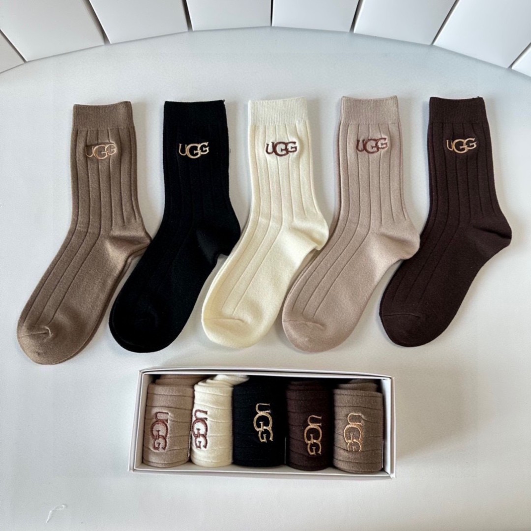  💛配专柜包装
UGG 新款羊绒中长款堆堆袜袜子！一盒五双，专柜同步筒袜袜子，大牌出街，潮人必备。超好搭